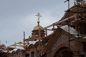 Установлены кресты на реконструируемом храме