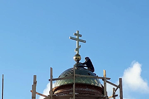 Установлены кресты на реконструируемом храме